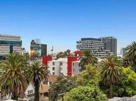 Snazzy 2Bd Apartment Rooftop Pool & Iconic Hollywood Sign Views