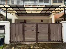 Setia Indah Setia Alam 3bedrooms House 8-10pax Next to Setia City Mall