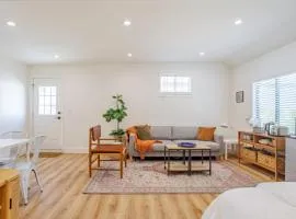 Cute Guest Studio near Universal Studios sleeps 4
