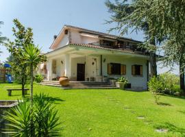 Villa White, place to stay in Campagnano di Roma