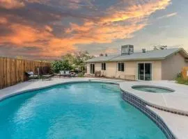 Pool & Hot Tub! Centrally Located, Less Than 3 Miles to The Strip!