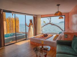 Moroccan Beachfront Pool Villa Koh Larn, hotel v destinaci Ko Sak
