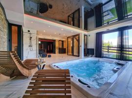 LK Forest Villa luksusowe domy z basenem z jacuzzi, sauną, grotą solną, salą bilardową i ogrodem: Łapsze Niżne şehrinde bir villa