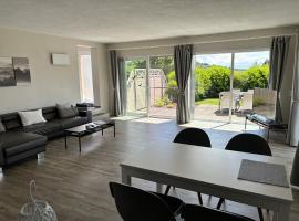 Ferienwohnung mit Terrasse und eigenem Garten in Ortsrandlage, hotel in Hartenfels