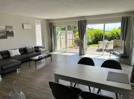 Ferienwohnung mit Terrasse und eigenem Garten in Ortsrandlage