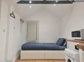 Cozy Detached Studio Retreat with Kitchen & Bath