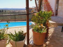 Charmantes Stadthaus mit Traumblick, Hotel in Campanet