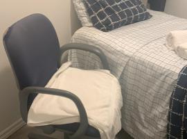 Room downtown 3minute walk Uottawa train station, δωμάτιο σε οικογενειακή κατοικία στην Οττάβα
