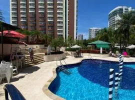 Flat na Barra da Tijuca - Premium - Com Cozinha, Microondas, Estacionamento, Balsa para Praia, Academia, Muito lindo, Confortável e Aconchegante
