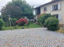 large country house with pool and garden, hotel di Buzet-sur-Tarn