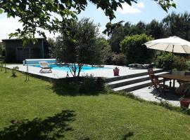large country house with pool and garden, khách sạn ở Buzet-sur-Tarn