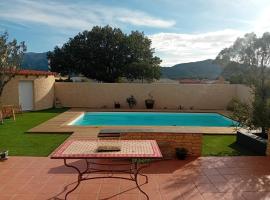 villa avec piscine, ξενοδοχείο σε Le Boulou