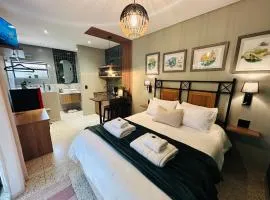 Green Ivy Luxury Room with Private Garden