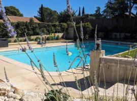 Studio cosy neuf calme -Parking Terrasse privée Piscine 5mn Gare TGV Aix et ZA Aix la Duranne 15 mn Aéroport Marseille, מלון בקאבריה