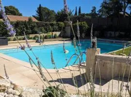 Studio cosy neuf calme -Parking Terrasse privée Piscine 5mn Gare TGV Aix et ZA Aix la Duranne 15 mn Aéroport Marseille