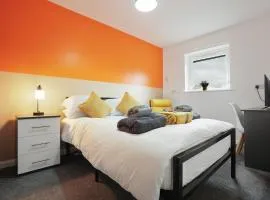 Modern 4 bed Town-house, Free Parking