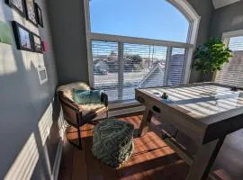 Relaxing Condo on the River - NEW Air Hockey Table