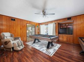 4-Bed Haven Pool Table, Shuffleboard Massage Chair close to Fort Benning and downtown，位于哥伦布的酒店