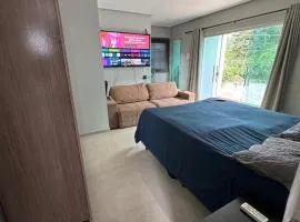Casa com suítes e varandas com uma garagem