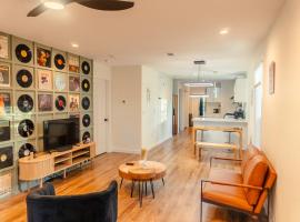 Cozy Downtown Cottage 10 Mins to Pcola Beach, hotel en Pensacola