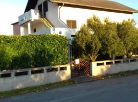 Guest house Mira, hotell sihtkohas Pirovac