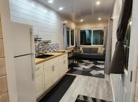Charming Container Cabin Getaway - Scenic Views in Waimea