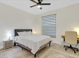 Sunny Stay Orlando Queen Room 2 with Shared Bath