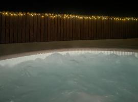 Self contained guest suite with hot tub in private part of house, own entrance, hotel in Ballintoy