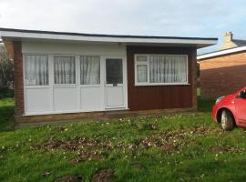 Lovely Chalet 15, Seadell Park, hotel a Hemsby