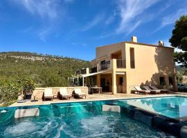 Casa en Cala Vadella con piscina y vistas al mar, hotel com banheiras de hidromassagem em Sant Josep de sa Talaia