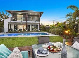 WATERFRONT HOME BORDERING MOOLOOLABA โรงแรมในBuddina