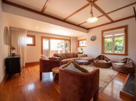 Pohutukawa Tides - Walk to Beach, Large Fenced Section, hotel v destinaci New Plymouth