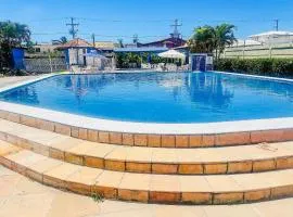 Condomínio Golden Dolphin a uma quadra do Axé Mói, com piscina, churrasqueira, portaria 24hrs, de frente à supermercado, e centro gastronômico