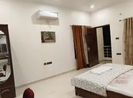 Urban Bliss- Luxury Villa- Gym, library, 5 Min DLW, 10 Min Station & BHU