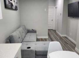 lovely 2bed & 1 Bath Basement Suite for 4 guests, Hotel in Calgary