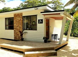 Tiny Grove, hotel v Alofi