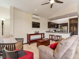 Dual Kitchens, Pool, 3-min walk to the Beach, Hotel in Ocotal