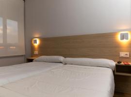 Hostal Restaurante Central, hotel di La Virgen del Camino