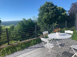 la Maison du fort de Fontain maison cosy vue magnifique sur les Montagnes du Jura, hotel in Fontain