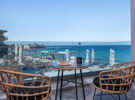 Blue Balcony - Boutique Beachfront Suite with Private Parking Spot, Ferienhaus in Chania
