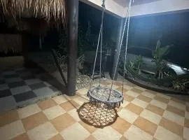 Дом 2 этажа 2 комнаты, с большой территорией