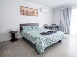 Guest Room with Ensuite & Private Entrance by P2 Living، بيت ضيافة في Vasse