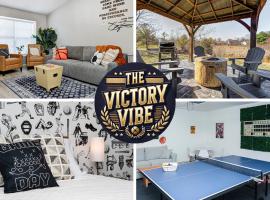 5 min to Grand Park, 1Level, Stocked Kitchen, King Bed, GameRm, Firepit, BBQ, Pet Friendly, Villa in Westfield