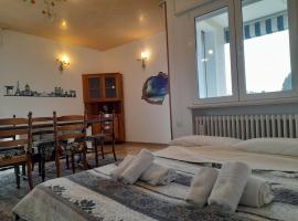 Attico confortevole vicino a Venezia e Padova, хотел в Доло