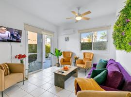 Iris Bloom Holiday Apartment, hotel in Paphos City