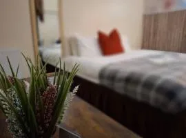 The Green Light House Studio 24 - Free Private Parking