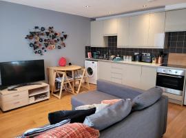 Cosy Quiet two bedroom house near town centre，位于切尔滕纳姆的酒店