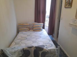 Studio abir, capsule hotel in Saint-Ouen