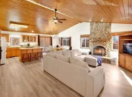 Oriole House- Walk to Lake Chalet w/ Hot Tub