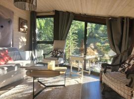 Appartement de montagne, CHARME et calme au pied des pistes, hotel in Enchastrayes